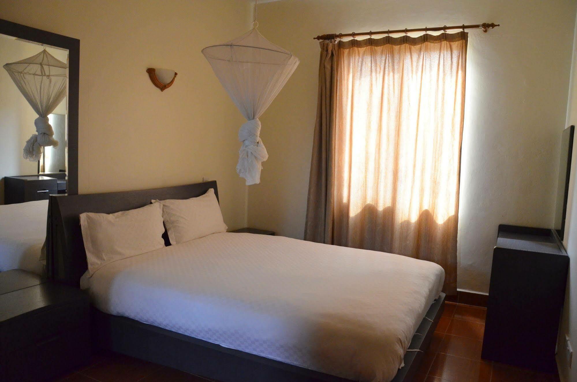 Prestige Hotel Suites Кампала Экстерьер фото